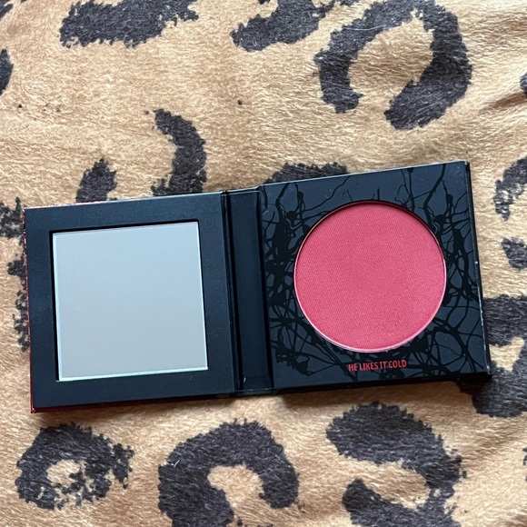 Stranger Things MAC blush “He Likes It Cold” powder blush NIB - Picture 3 of 6